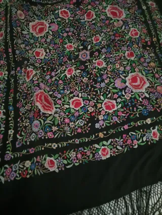 Mantón de Manila bordado