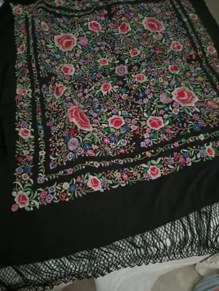 Mantón de Manila bordado