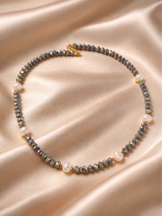 Collar de perlas y gemas doradas