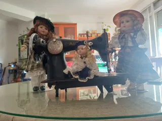 3 Muñecas Porcelana y Máquina Coser Alfa