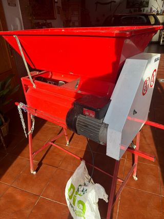 Trituradora de uva roja