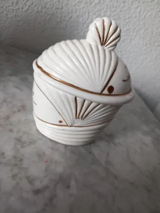 Recipiente de cerámica blanco y dorado