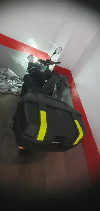 Moto Scooter Negra con Baúl
