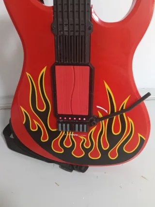Guitarra Roja con Diseño de Llamas
