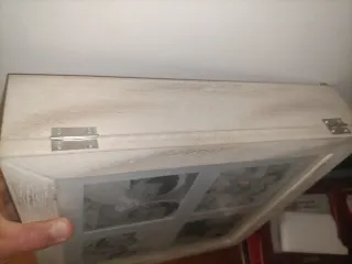 Cuelga llaves de pared beige para poner fotos.