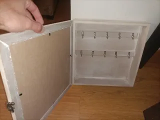 Cuelga llaves de pared beige para poner fotos.