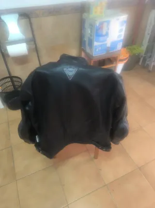 Chaqueta y guantes de cuero para moto