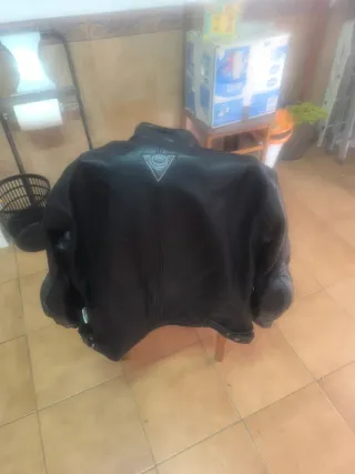 Chaqueta y guantes de cuero para moto