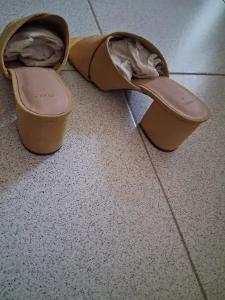Zuecos color mostaza