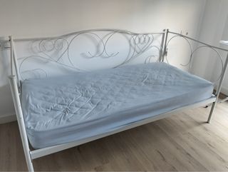 Estructura de cama de metal blanca