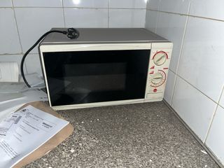 Microondas blanco con mandos rojos