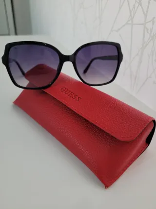 Gafas de sol Guess negras y moradas