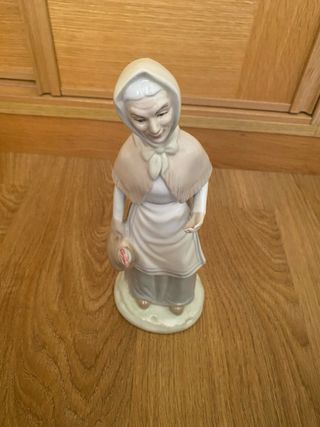 Figura mujer con gallina porcelana