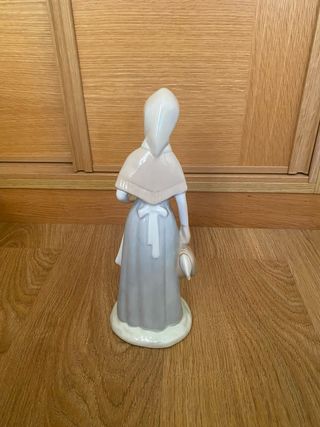 Figura mujer con gallina porcelana