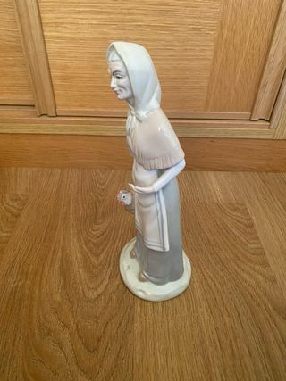 Figura mujer con gallina porcelana