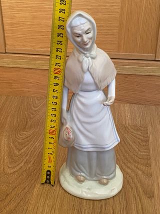 Figura mujer con gallina porcelana