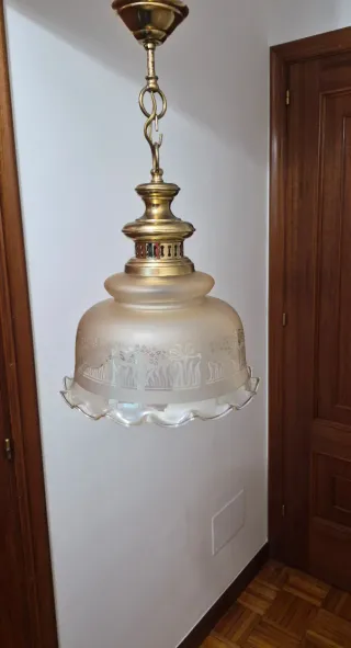 Lámpara de techo colgante dorada y transparente