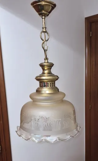 Lámpara de techo colgante dorada y transparente