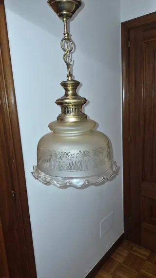 Lámpara de techo colgante dorada y transparente