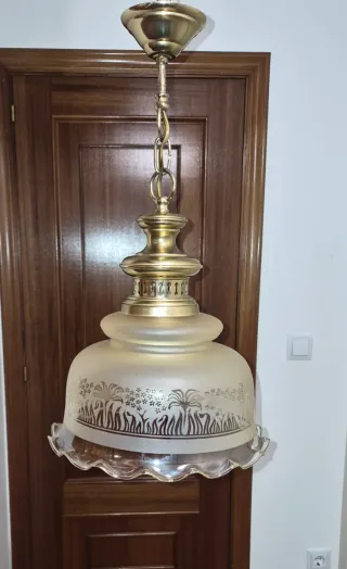 Lámpara de techo colgante dorada y transparente