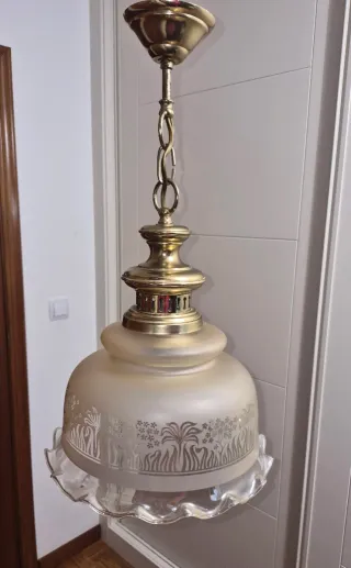 Lámpara de techo colgante dorada y transparente