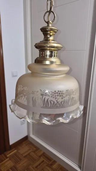 Lámpara de techo colgante dorada y transparente