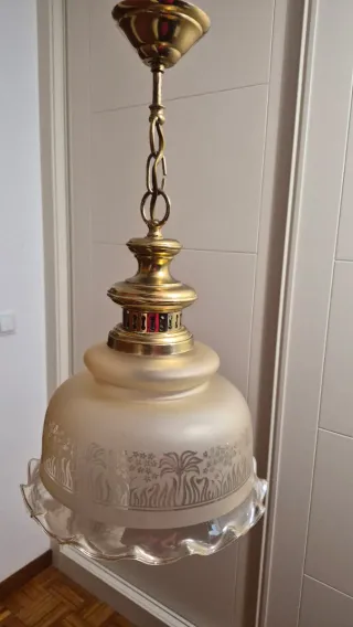 Lámpara de techo colgante dorada y transparente