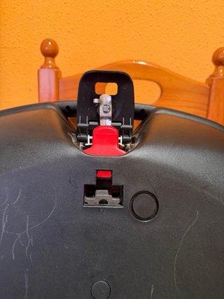 Baúl de moto Givi plateado con luz