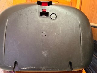 Baúl de moto Givi plateado con luz