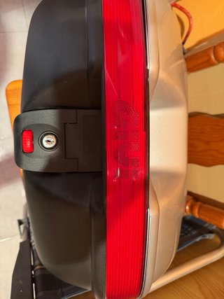 Baúl de moto Givi plateado con luz