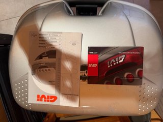Baúl de moto Givi plateado con luz