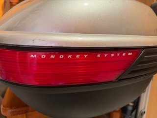 Baúl de moto Givi plateado con luz