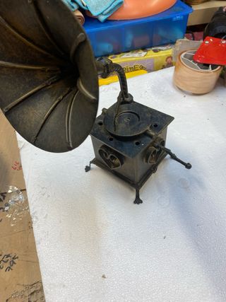 Gramófono metálico decorativo