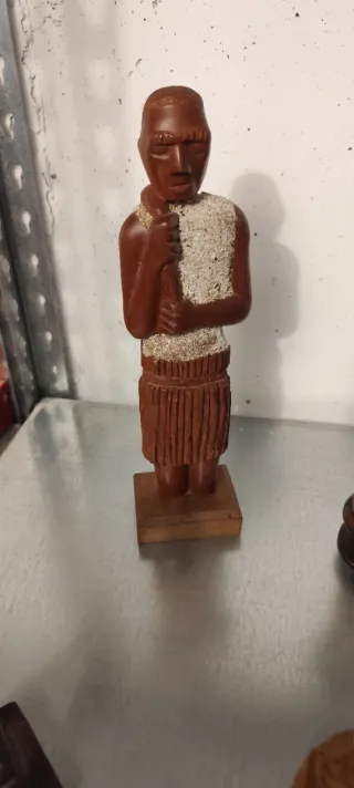 Figura hombre tallada con arena