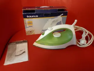 Plancha de ropa Taurus Acqua Plus 2200W