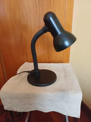 Lámpara de mesa negra flexible
