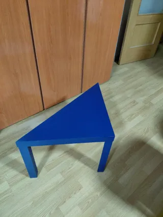 Mesa auxiliar triangular azul