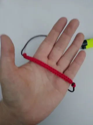 Pulsera de macramé roja