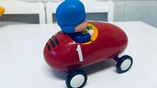 Coche de Pocoyó rojo con figura