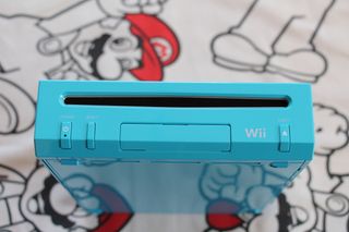 CONSOLA NINTENDO WII AZUL CON CABLES Y MANDO