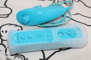 CONSOLA NINTENDO WII AZUL CON CABLES Y MANDO