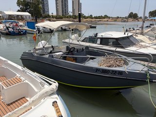 Embarcación a motor gris 7ª-380-22-16