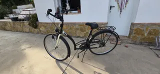 Bicicleta urbana negra temgo varias