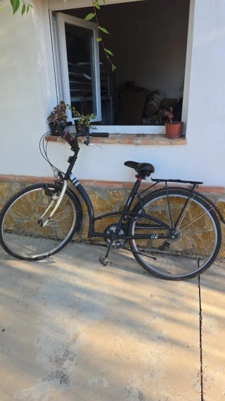 Bicicleta urbana negra temgo varias