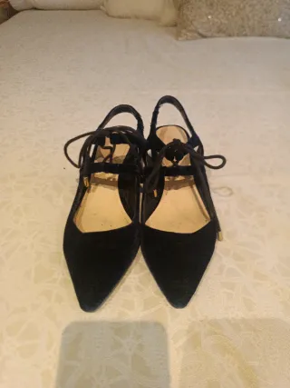 Zapatos azules de tacón bajo con tiras