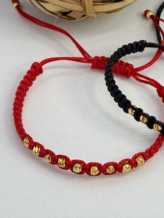 Pulseras artesanales con cuentas doradas