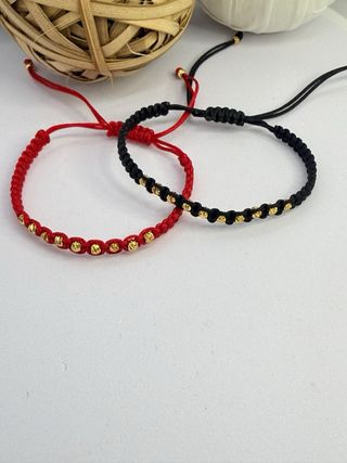 Pulseras artesanales con cuentas doradas