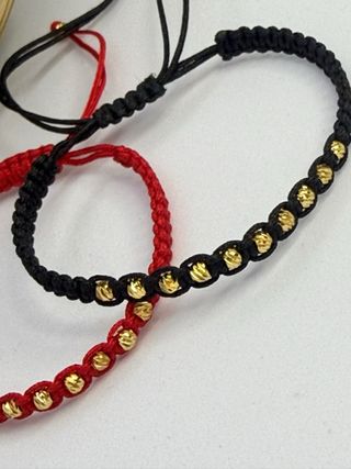 Pulseras artesanales con cuentas doradas