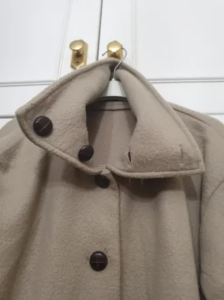 Poncho con flecos y chaquetón en beige y marrón