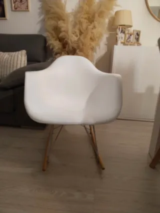 Silla mecedora blanca de plástico